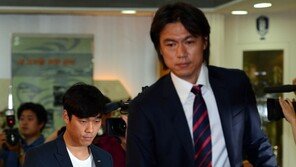 [포토] 박주영-홍명보 감독, 기자회견 입장 ‘마침내 입 열었다’