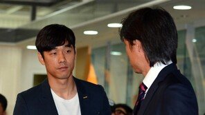 [포토] 홍명보 감독, 박주영에게 믿음의 눈길