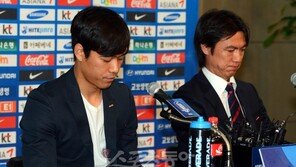 [포토] 죄송한 마음에 고개 숙이는 박주영-홍명보 감독