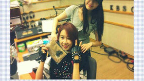 아이유, 유인나 라디오 기습 방문 “경비 아저씨가 못 알아봐…”