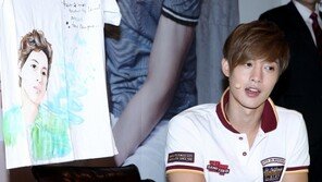 [포토] 그림에도 못 담아낸 김현중 ‘꽃 미모’ 