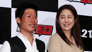 [SD포토] 고현정, 시스루룩 신경 쓰이는 듯 ‘곁눈질’