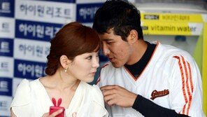 [포토] 황재균, 공서영 아나와 은밀한 귓속말 ‘수상해!’