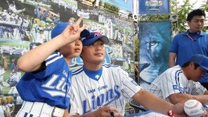 [포토] 박한이, 어린이 팬과 귀엽게 브이~