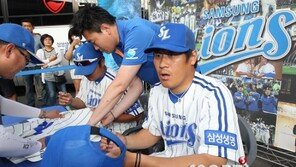 [포토] 정현욱 ‘사인모자 받아주실꺼죠?’