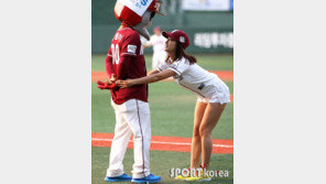 [포토] 김소리, 턱돌이 붙잡고 ‘시구 잘하게 빌어줘!’