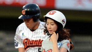 [포토] 롯데 배트걸 신소정, 전준우 홈런에 눈풀렸어~
