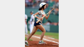 [포토] 롯데 배트걸 신소정, 반전 ‘꿀벅지+각선미’ 남성팬들 매료