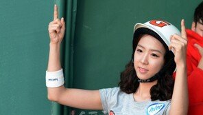 [포토] 배트걸 신소정, 롯데 선수들을 위한 깜찍 응원