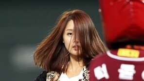 [포토] 턱돌이, 김소리 섹시 꿀벅지 댄스에 아랑곳 하지 않아