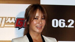 [포토] 엄정화, 노출 팍 줄였는데…섹시지수↑