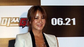 [포토] 엄정화, 태닝효과 작렬… ‘아찔한 흑백대비’