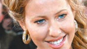 러 ‘反푸틴 아이콘’ 여성MC 집에서 20억원 돈다발 논란