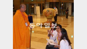 태국 여성들이 스님에게 무릎 꿇은 까닭은…