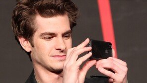 [SD포토] 스파이더맨 앤드류 가필드 ‘나도 카메라맨!’