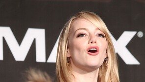 [SD포토] 엠마 스톤의 배려 ‘포토타임 짧았어요?’
