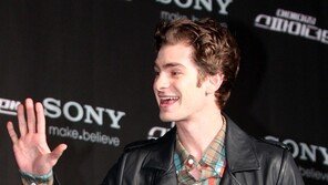 [SD포토] 앤드류 가필드, 엠마 스톤에게도 인사