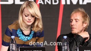 [SD포토] 엠마 스톤 미모에 리스 이판 ‘힐끗’