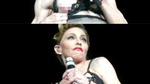 마돈나 돌발행동…공연 중 가슴과 엉덩이 노출