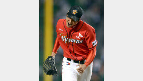 [포토] 이병규 아웃시킨 김광현 ‘입 찢어지겠어~’