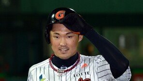 [포토] 박종윤, 역전 솔로홈런 ‘제가 해냈어요!’