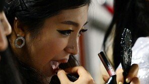 [포토] 롯데 치어리더 김연정, 화장 고치는 모습 포착 ‘딱 걸렸네!’