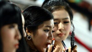 [포토] 롯데 치어리더 김연정 ‘립스틱은 짙게~’