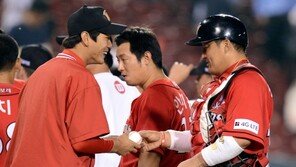 [포토] 조인성에게 승리볼 받은 김광현 ‘고마워요~’