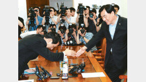 원구성 협상… 與의 ‘90도 악수’