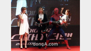 2NE1 산다라박, 스파이더맨에 품에 안겨 ‘화들짝’