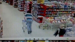 마트 꽈당남, 카트에 올라 타려다 그만…‘꽈당’