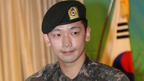 [SD포토] 정지훈 (비), 사회라 긴장했나? ‘펜과 물 꼭 쥐고…’