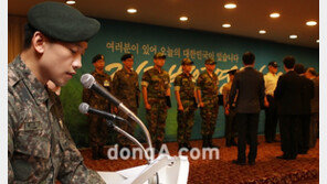 [SD포토] 사회보는 정지훈(비), 여전히 ‘날렵’한 턱선 눈길