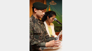 [SD포토] 진행순서 보는 ‘꼼꼼‘한 사회자 정지훈 (비)