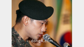 [SD포토] 사회보는 정지훈(비), ‘베레모가 잘 어울려’