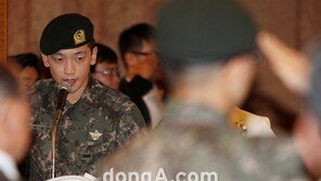 [SD포토] 수많은 장병들 중 빛나는 정지훈(비) 외모 