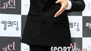 [포토] 유열, 신부를 향한 귀요미 포즈? ‘행복하게 살겠습니다!’