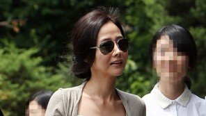 [포토] 강수지, 청순미 넘치는 화이트 하객 패션