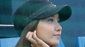 [포토] 잠실구장에 뜬 윤아, 햇살보다 눈부신 미모