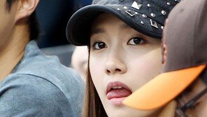 [포토] 입맛 다시는 윤아 ‘뭘 본거지?’