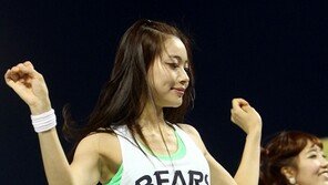 [포토] 치어리더, 깜찍 안무에 맞춰서 다리 살짝~