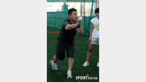 [포토] 이도형 코치, 사심폭발 ‘미녀들 전담코치 하고파~’