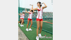 [포토] 치어리더, 붉은 핫팬츠 입고 시원한 각선미 노출