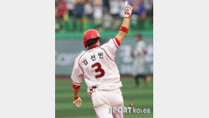 [포토] 김선빈, 투런포 날리고 뒤태 세레머니