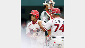 [포토] 김선빈 반기는 김평호 코치 ‘선빈이 예뻐 죽겠어~!’