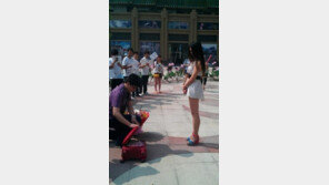 하트 지폐 프러포즈 화제…이게 다 얼마야? ‘참신 vs 돈 자랑’