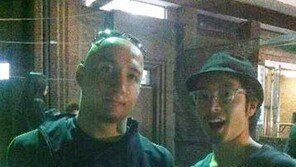 이켠-데니스강 인증샷 화제… ‘몸 크기가 거의 두 배’