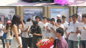 하트 지폐 프러포즈 “낭만적이야 vs 돈으로 사랑을 사?”