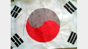 태극기가 무슨 죄? 짓밟고 욕설로 낙서까지…中 고교생들 만행에 누리꾼 ‘발끈’