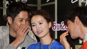 [포토] 정유미, 이진욱 제쳐두고…김지석과 속닥속닥